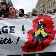 gilet jaune dans le rouge