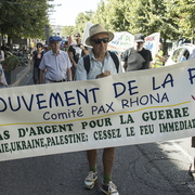 Banderole de tête (137 visites) Le Mouvement de la Paix le 14 juillet 2023 en Avignon. Banderole de tête