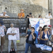 Dernière intervention devant le Palais des Papes (119 visites) Le Mouvement de la Paix le 14 juillet 2023 en Avignon. Dernière intervention devant le Palais des Papes