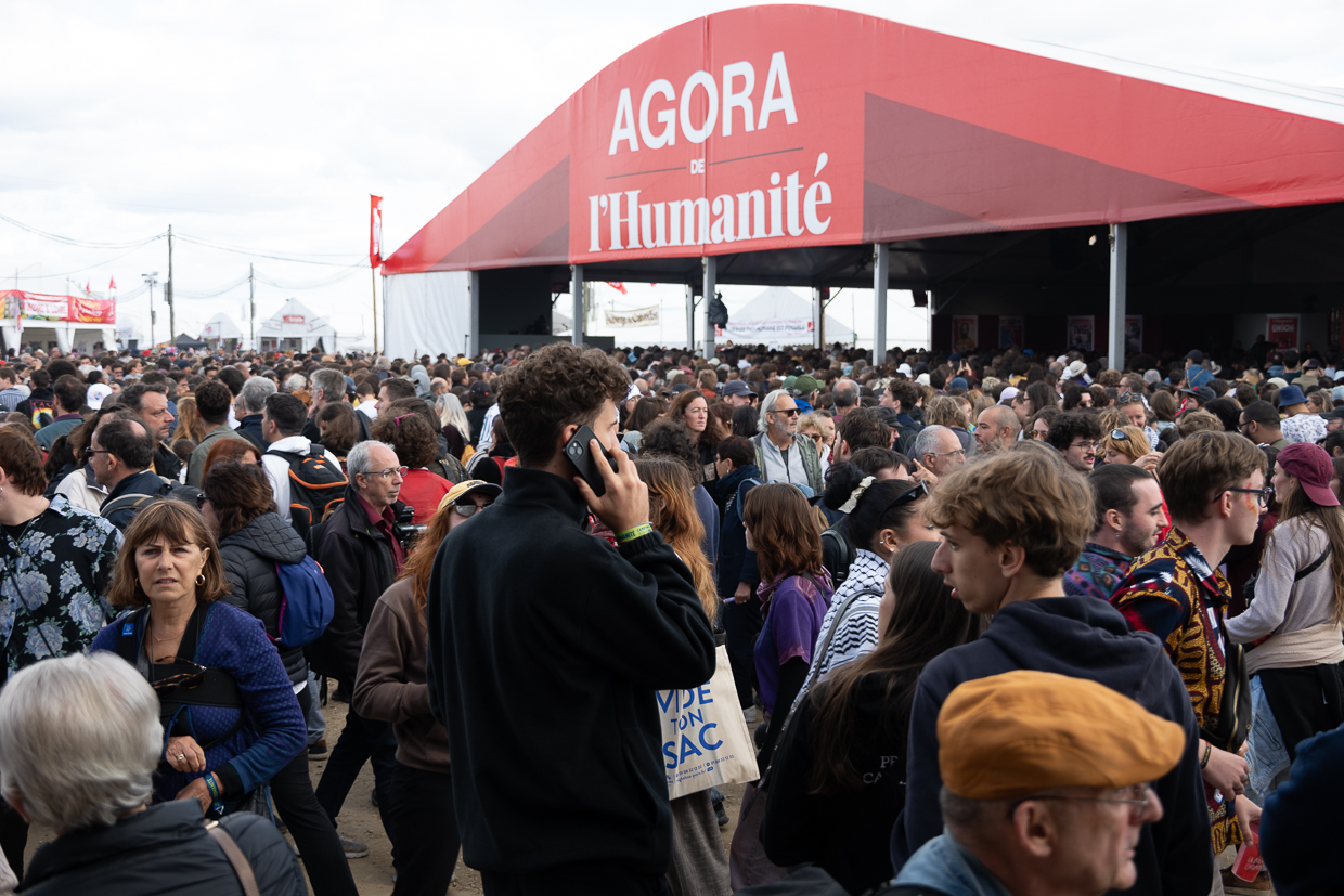 Foule devant l'Agora